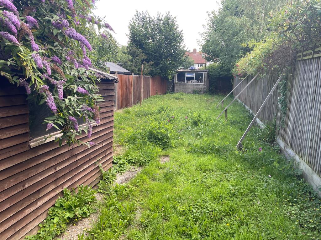 Lot: 56 - MID-TERRACE HOUSE IN POPULAR LOCATION - garden